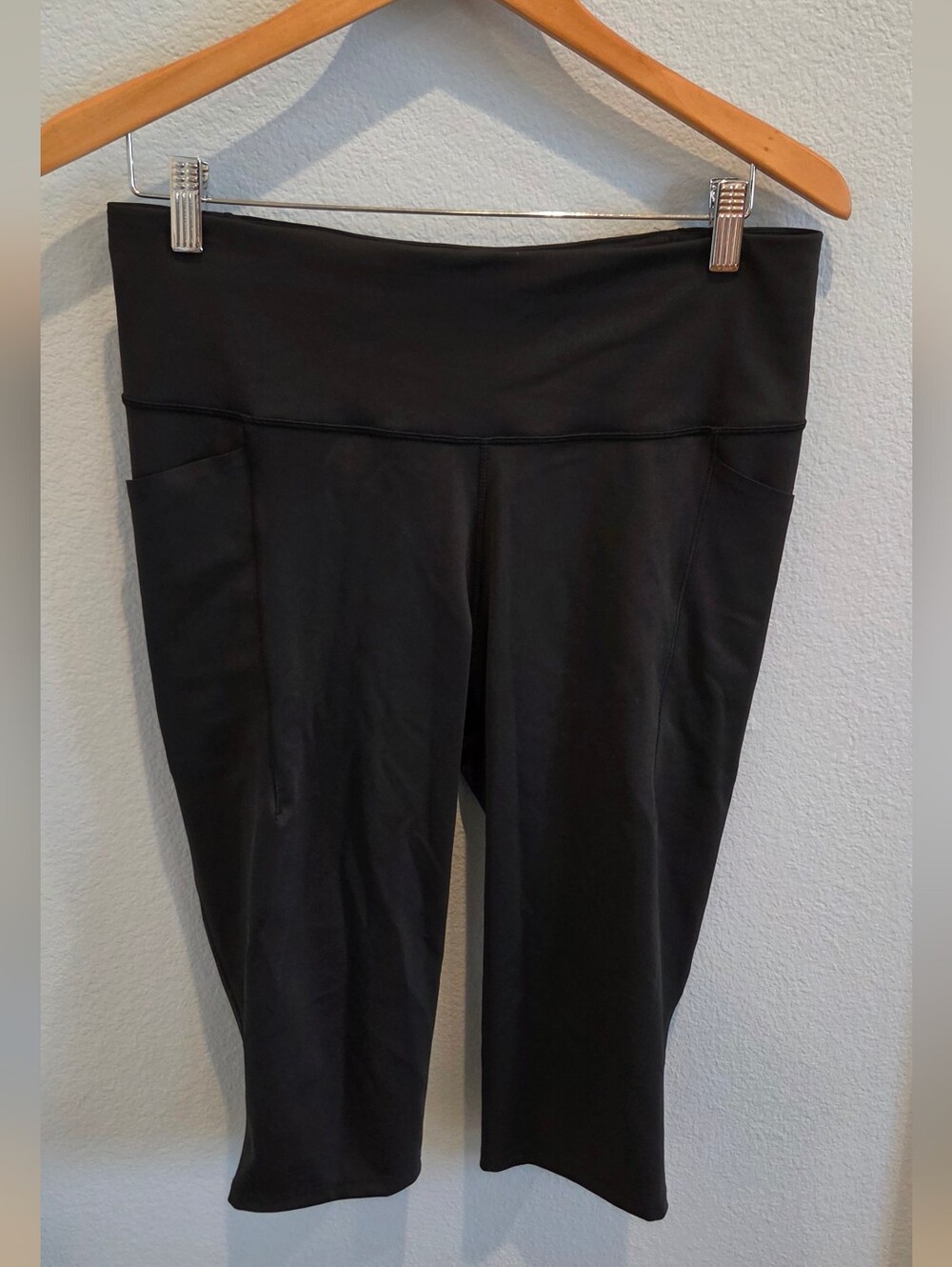 High-Waist Black Capri Leggings with Side Pockets And Zippered Back Pocket